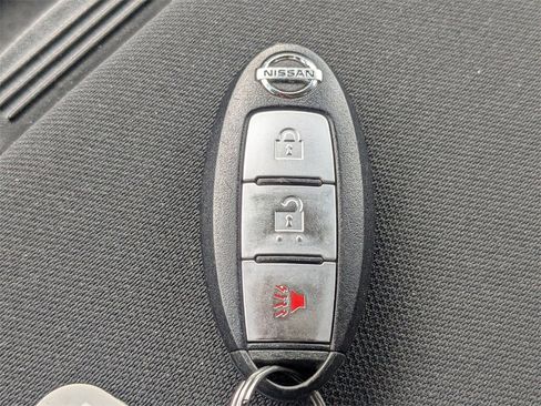 Used 2018 Nissan Titan SV image 31