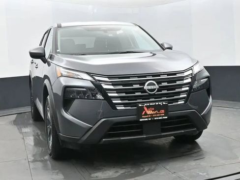 Used 2025 Nissan Rogue SV image 3