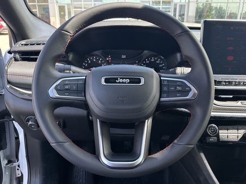 Used 2025 Jeep Compass Trailhawk AWD/4WD image 17