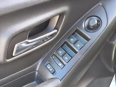 Used 2019 Chevrolet Trax LT w/ LT Convenience Package image 18