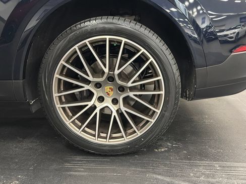 Used 2023 Porsche Cayenne AWD/4WD image 16