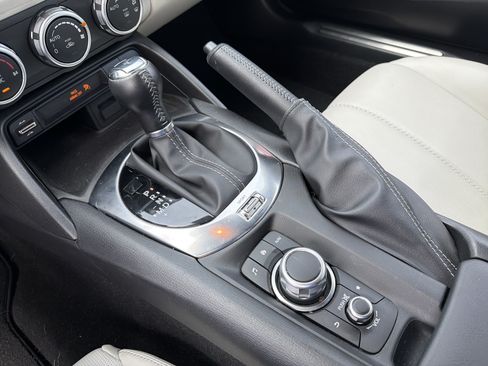 Used 2021 MAZDA MX-5 Miata RF Grand Touring RWD image 17