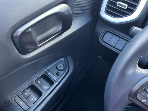 Used 2023 Hyundai Venue Limited image 25