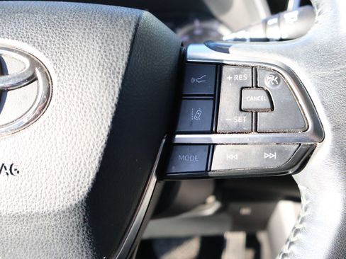 Used 2020 Toyota Highlander XLE image 32