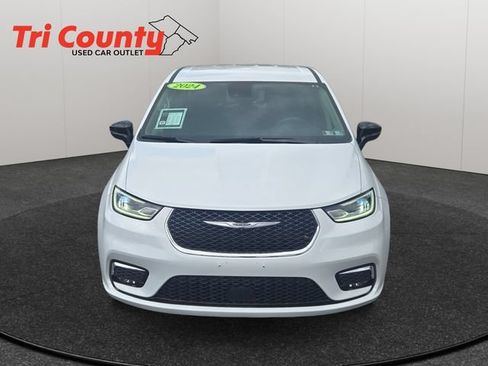 Used 2024 Chrysler Pacifica Touring-L FWD image 2