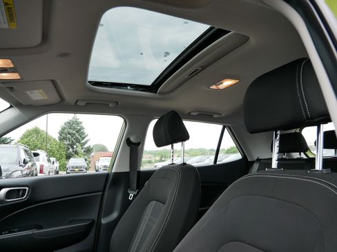 Used 2022 Hyundai Venue SEL FWD image 21