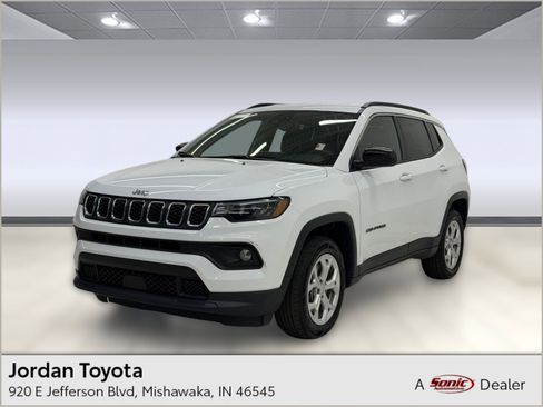 Used 2024 Jeep Compass Latitude AWD/4WD image 1