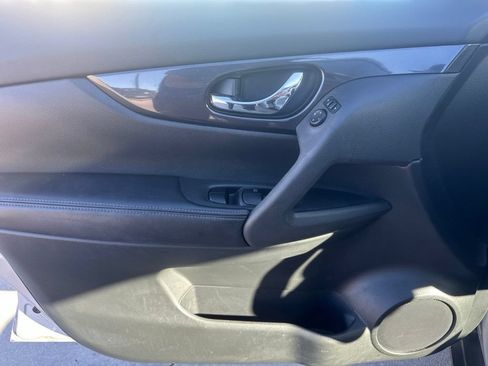 Used 2017 Nissan Rogue SV AWD/4WD image 18