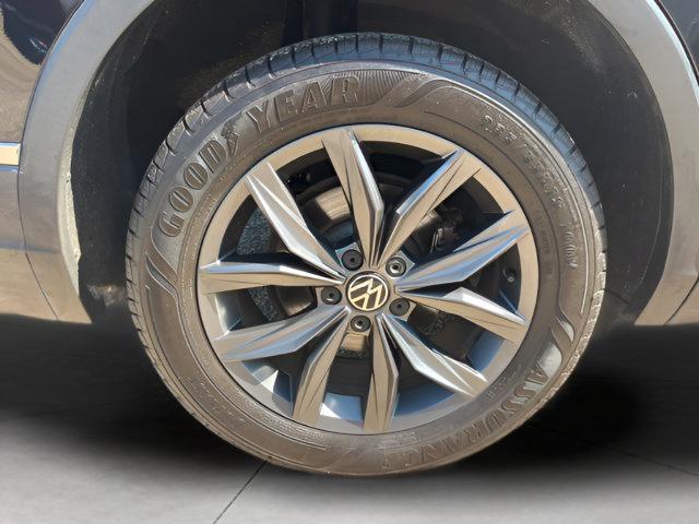 Used 2023 Volkswagen Tiguan SE AWD/4WD image 10