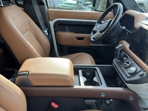 Used 2024 Land Rover Defender 110 SE image 4