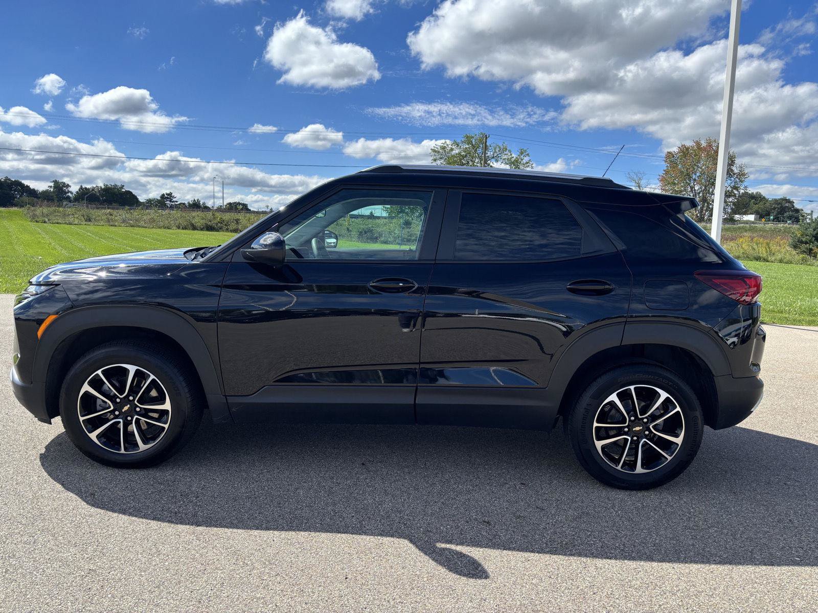 Used 2025 Chevrolet TrailBlazer LT AWD/4WD image 2