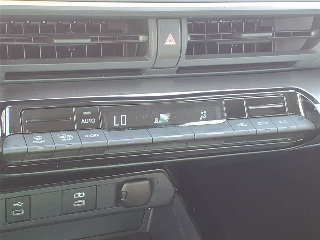 Used 2024 Toyota Prius LE FWD image 29