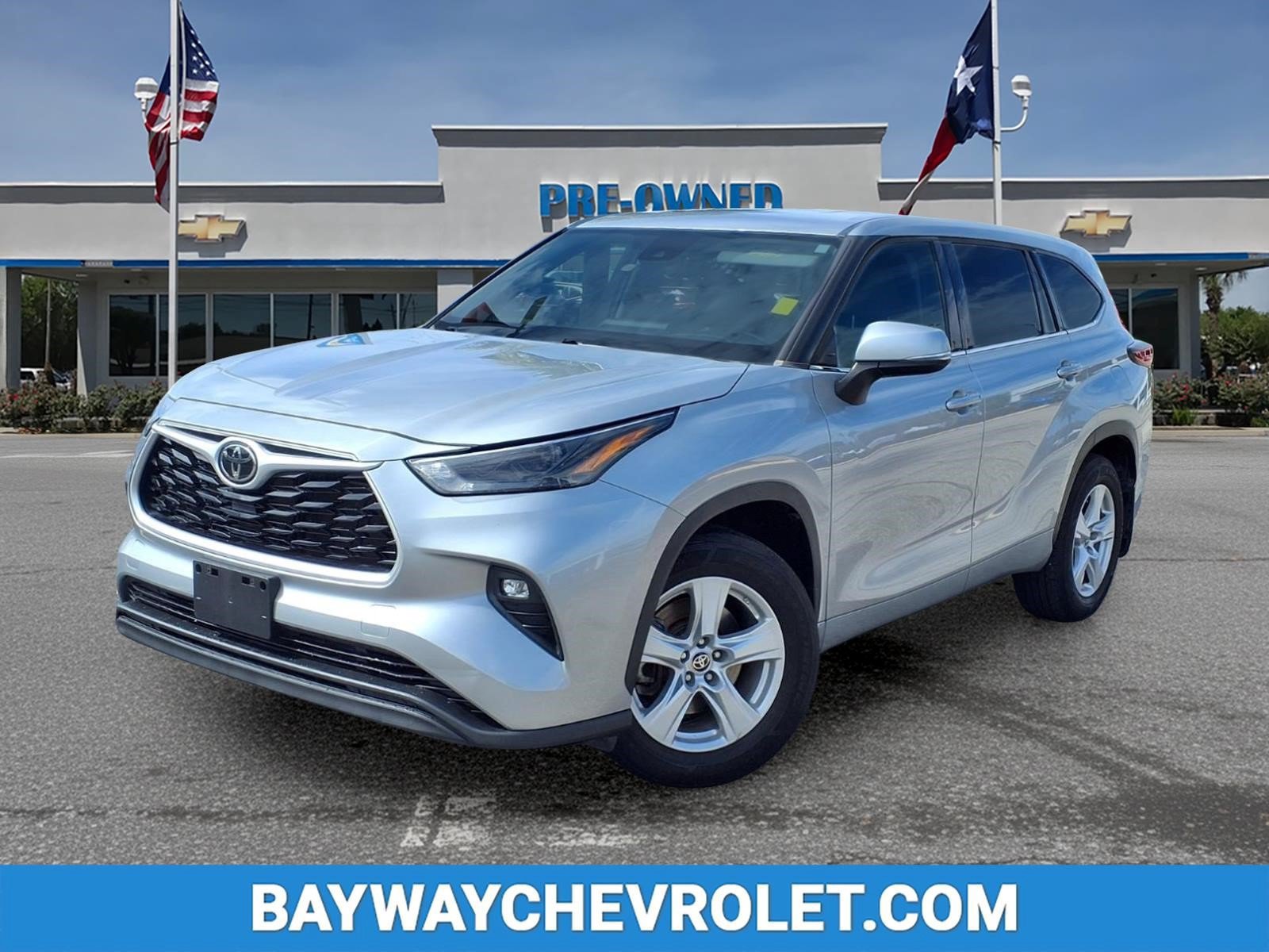 Used 2022 Toyota Highlander LE AWD/4WD image 1