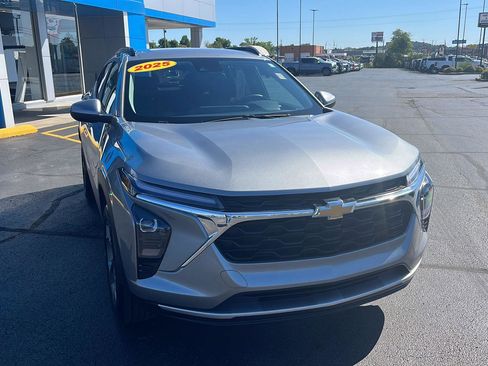 Used 2025 Chevrolet Trax LT w/ LT Convenience Package FWD image 8