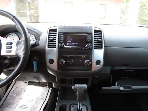 Used 2018 Nissan Frontier SV image 8