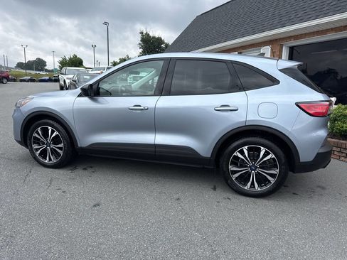 Used 2022 Ford Escape SE w/ SE Sport Appearance Package image 12