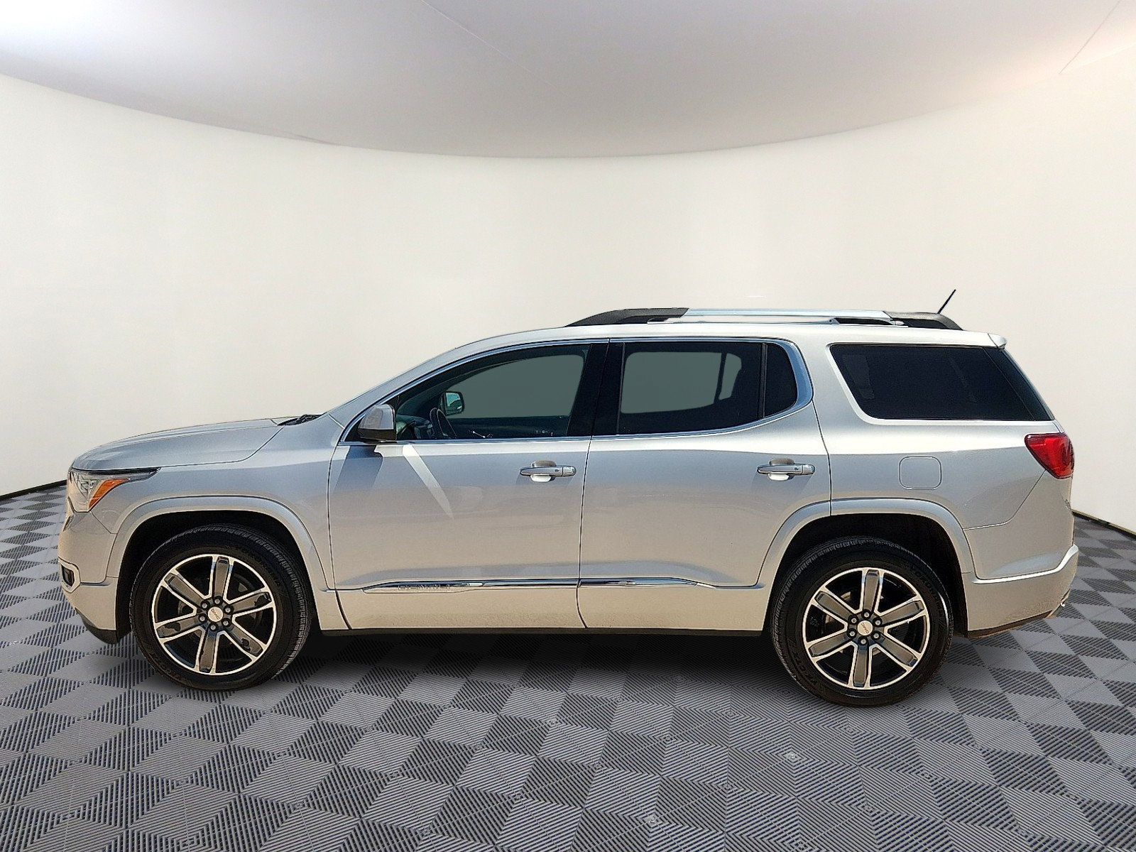 Used 2017 GMC Acadia Denali w/ Technology Package FWD image 2