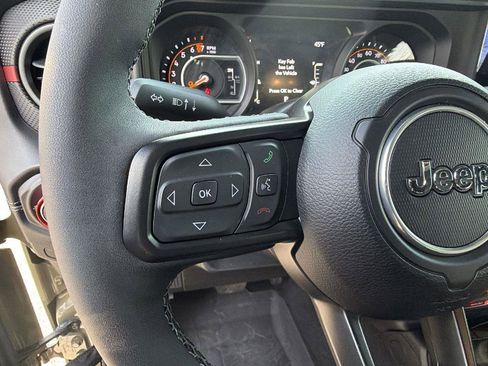 Used 2025 Jeep Gladiator Rubicon AWD/4WD image 18