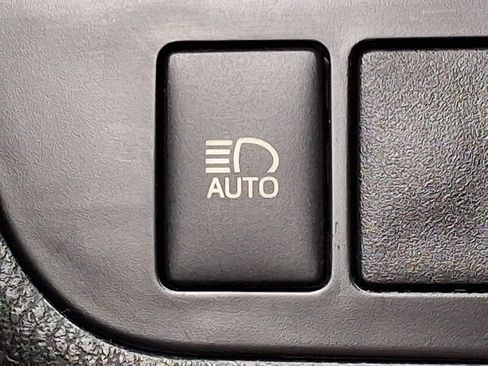 Used 2018 Toyota Highlander LE w/ Protection Package #3 AWD/4WD image 25