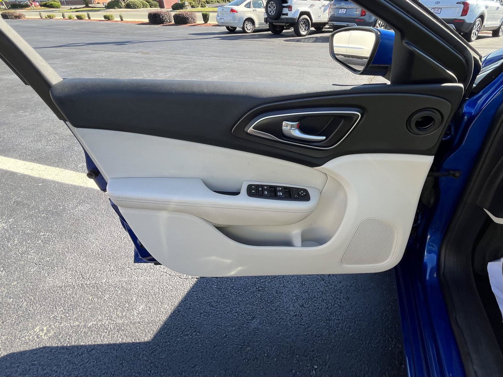 Used 2016 Chrysler 200 Limited FWD image 26