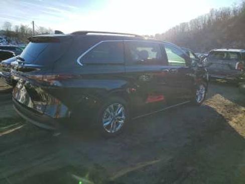 Used 2025 Toyota Sienna XLE w/ XLE Plus Package AWD/4WD image 5