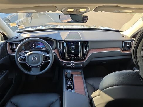 Certified 2023 Volvo XC60 B5 Plus image 5