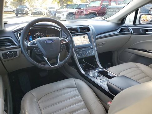 Used 2017 Ford Fusion SE w/ Fusion SE Technology Package image 12