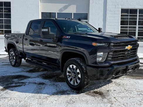 Used 2024 Chevrolet Silverado 2500 Custom w/ Custom Value Package image 3