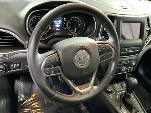 Used 2019 Jeep Cherokee Latitude Plus w/ Comfort/Convenience Group image 18