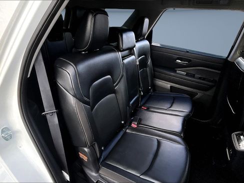 Used 2023 Nissan Pathfinder SL image 24