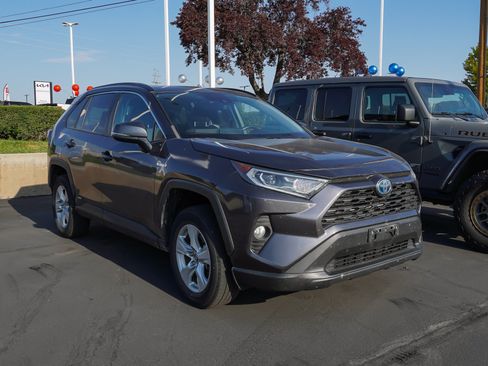 Used 2019 Toyota RAV4 XLE w/ Convenience Package AWD/4WD image 2
