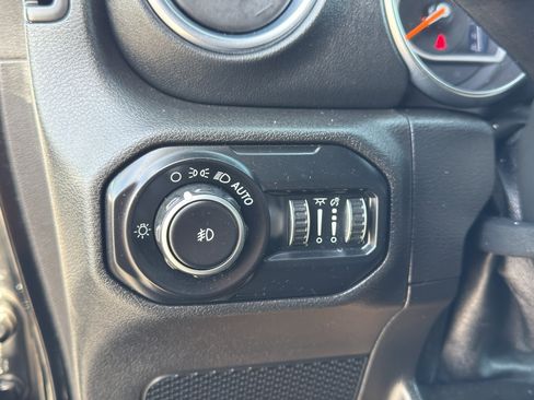 Used 2019 Jeep Wrangler Unlimited Sahara w/ Quick Order Package 24M Moab image 15