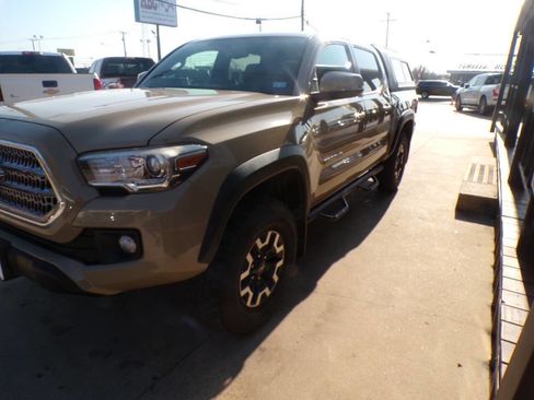 Used 2017 Toyota Tacoma TRD Off-Road w/ Premium & Technology Package image 3