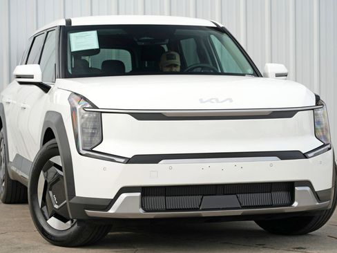 Used 2024 Kia EV9 Light Long Range image 2