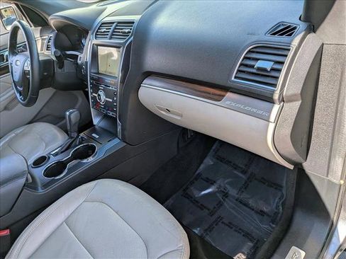 Used 2018 Ford Explorer Limited image 22
