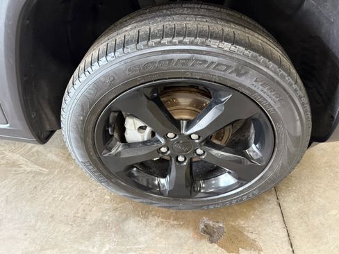 Used 2023 Jeep Grand Cherokee Limited w/ Luxury Tech Group II image 38