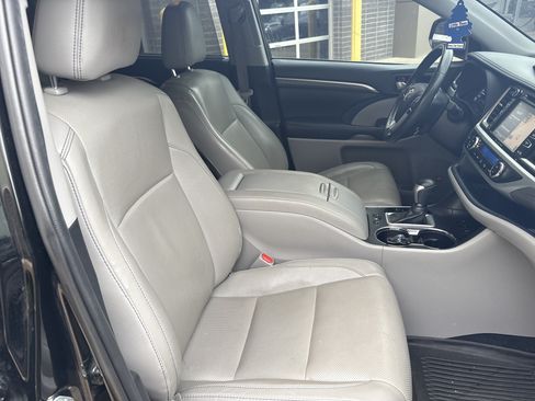 Used 2019 Toyota Highlander Limited Platinum AWD/4WD image 33