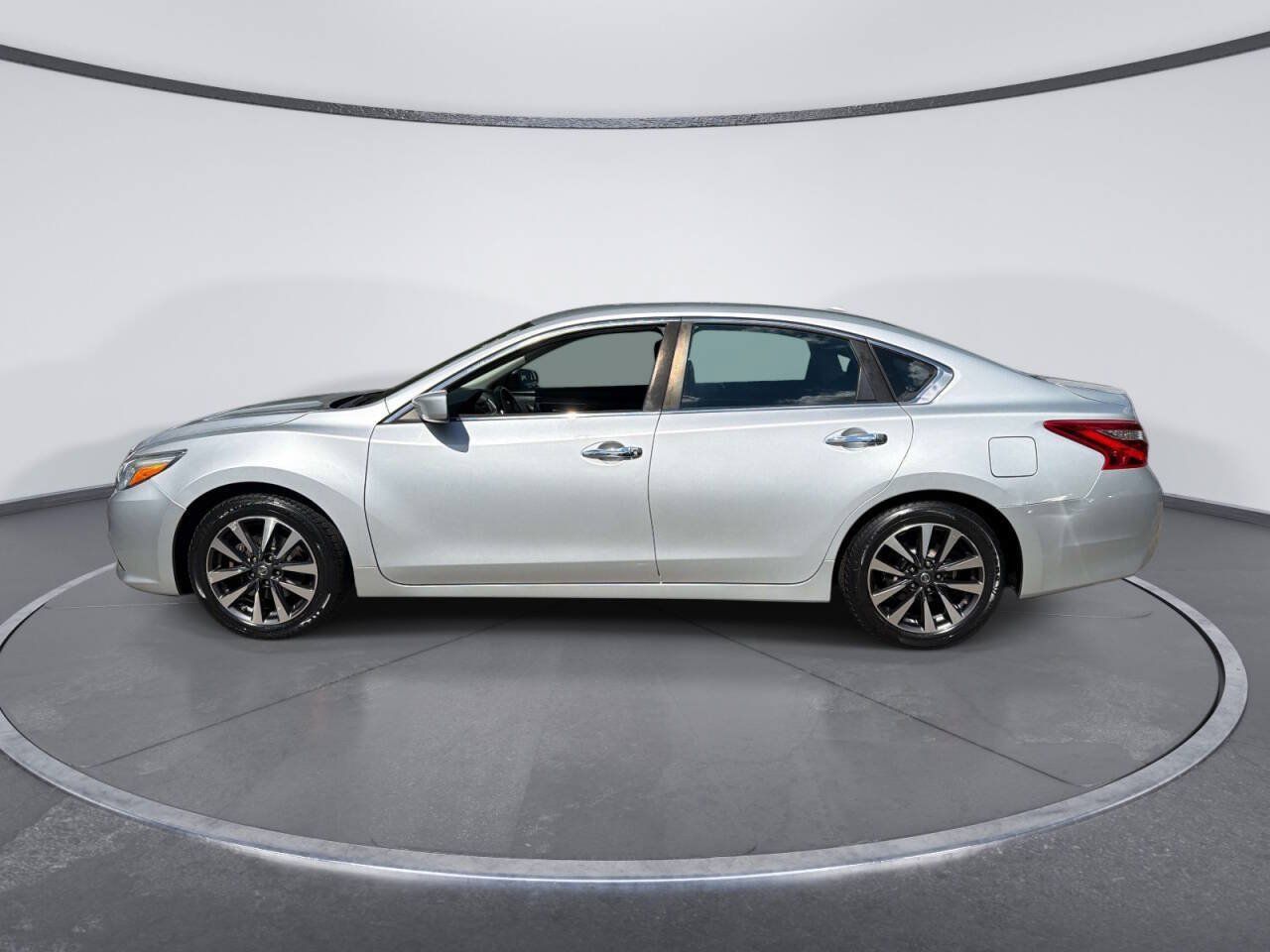 Used 2017 Nissan Altima 2.5 SV FWD image 2