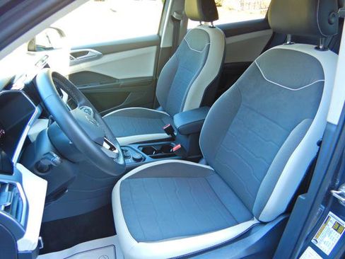 Used 2025 Volkswagen Taos SE image 11