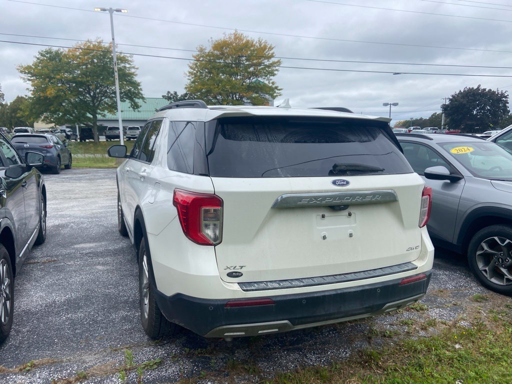 Used 2022 Ford Explorer XLT w/ Equipment Group 202A AWD/4WD image 4