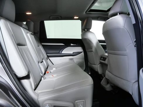 Used 2015 Toyota Highlander XLE AWD/4WD image 11