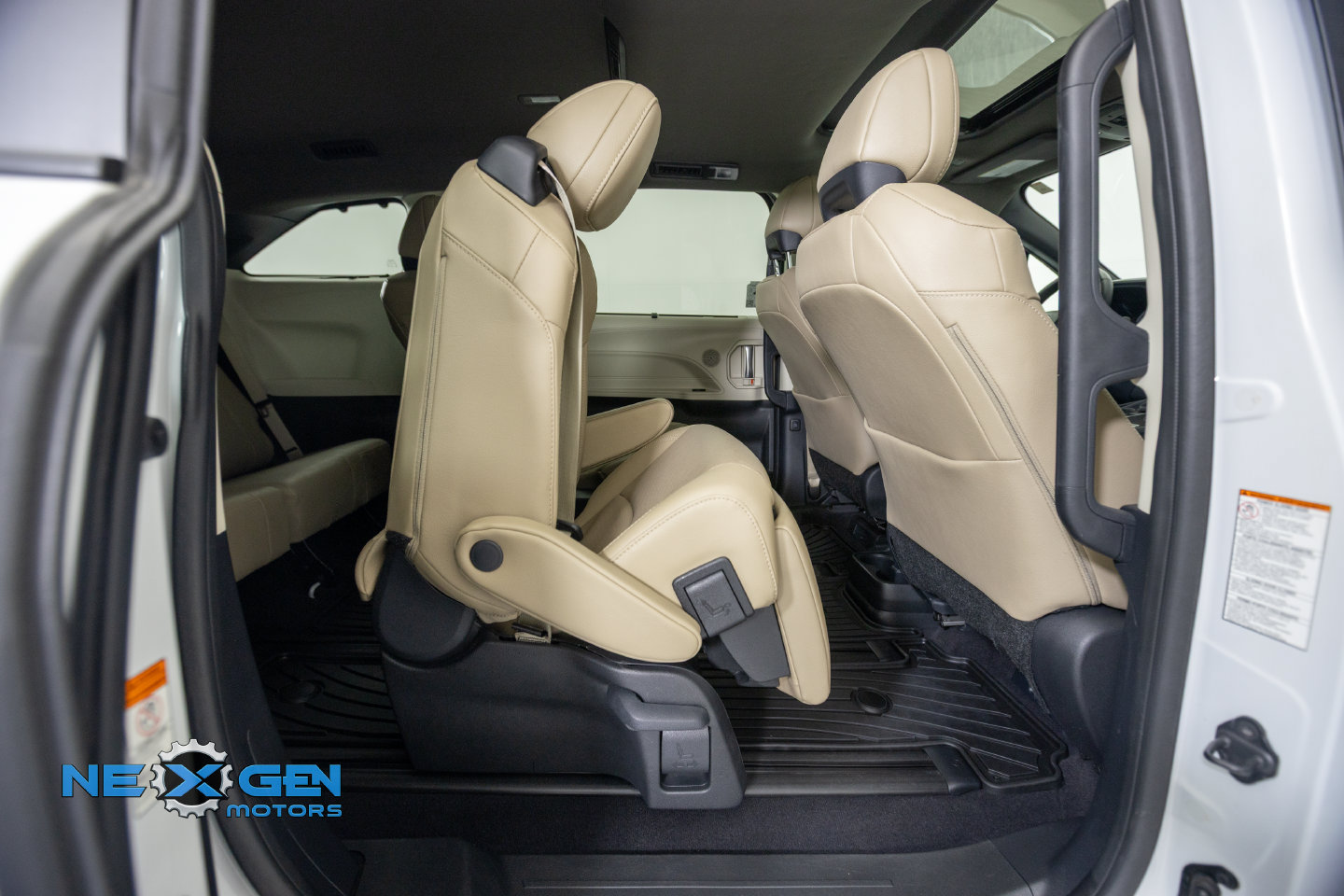 Used 2024 Toyota Sienna Limited AWD/4WD image 37