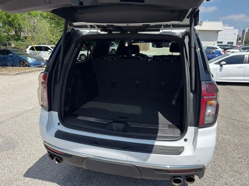Used 2023 Chevrolet Suburban Premier RWD image 8