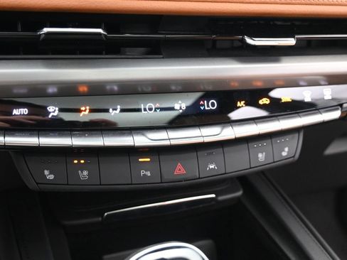 Used 2024 Cadillac XT4 Premium Luxury w/ Active Safety Package FWD image 17