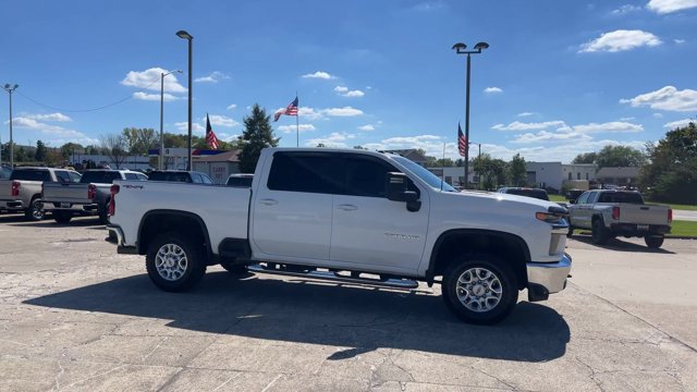 Used 2022 Chevrolet Silverado 2500 LT w/ Convenience Package AWD/4WD image 2