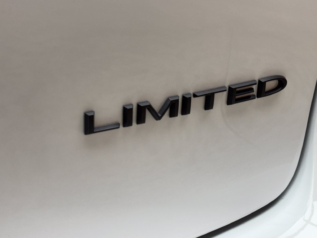 Used 2025 Chrysler Pacifica Limited FWD image 5