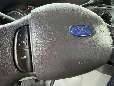 Used 2010 Ford E-350 and Econoline 350 Super Duty Wagon image 28