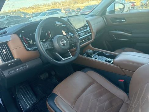 Used 2025 Nissan Pathfinder Platinum image 2