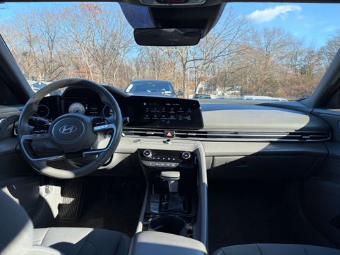 Used 2025 Hyundai Elantra SEL image 32