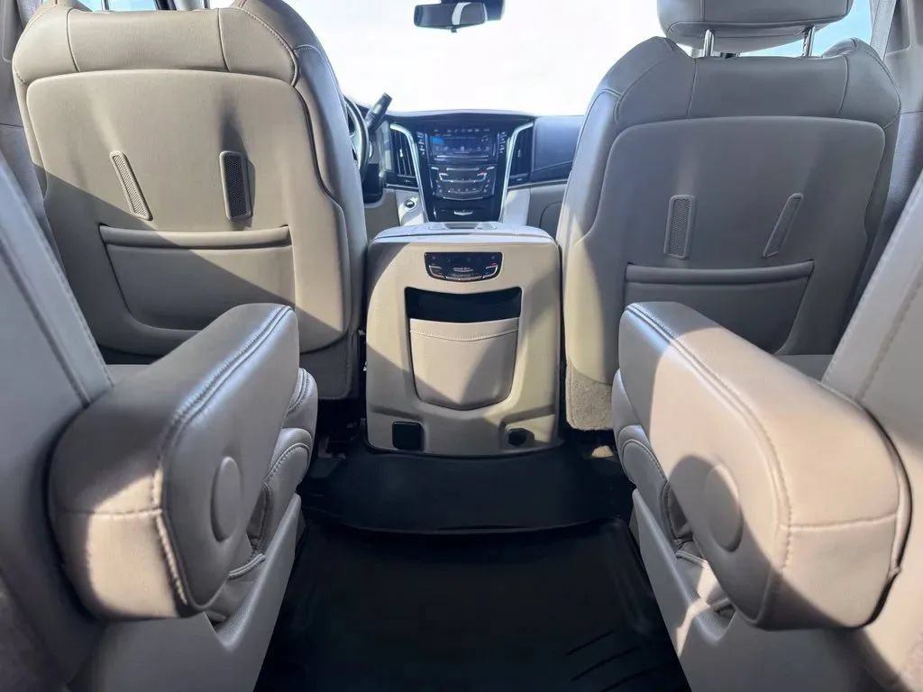 Used 2018 Cadillac Escalade Luxury AWD/4WD image 21